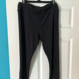 LuLaRoe tall and curvy solid black leggings.